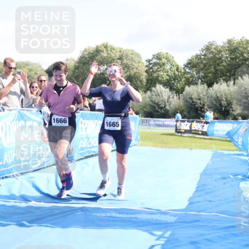 25.08.2024 - Elbe Triathlon Hamburg H.Heesch http://msf.ph/oto/6879729 25.08.2024 12:17:57 Ziel 1665, 1666 meine-sportfotos.de