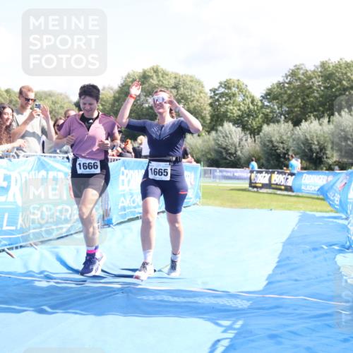 25.08.2024 - Elbe Triathlon Hamburg H.Heesch http://msf.ph/oto/6879730 25.08.2024 12:17:57 Ziel 1665, 1666 meine-sportfotos.de