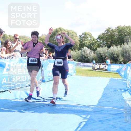 25.08.2024 - Elbe Triathlon Hamburg H.Heesch http://msf.ph/oto/6879732 25.08.2024 12:17:57 Ziel 1665, 1666 meine-sportfotos.de
