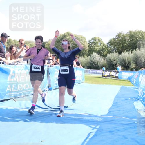 25.08.2024 - Elbe Triathlon Hamburg H.Heesch http://msf.ph/oto/6879734 25.08.2024 12:17:57 Ziel 1665, 1666 meine-sportfotos.de