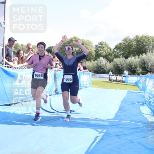 25.08.2024 - Elbe Triathlon Hamburg H.Heesch http://msf.ph/oto/6879736 25.08.2024 12:17:57 Ziel 1665, 1666 meine-sportfotos.de