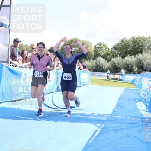 25.08.2024 - Elbe Triathlon Hamburg H.Heesch http://msf.ph/oto/6879738 25.08.2024 12:17:57 Ziel 1665, 1666 meine-sportfotos.de