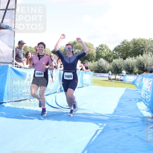 25.08.2024 - Elbe Triathlon Hamburg H.Heesch http://msf.ph/oto/6879740 25.08.2024 12:17:57 Ziel 1665, 1666 meine-sportfotos.de