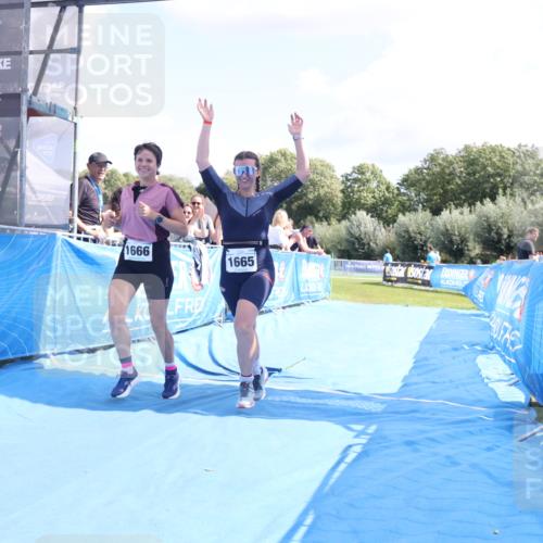 25.08.2024 - Elbe Triathlon Hamburg H.Heesch http://msf.ph/oto/6879742 25.08.2024 12:17:57 Ziel 1665, 1666 meine-sportfotos.de