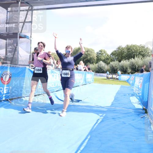 25.08.2024 - Elbe Triathlon Hamburg H.Heesch http://msf.ph/oto/6879746 25.08.2024 12:17:57 Ziel 1665, 1666 meine-sportfotos.de