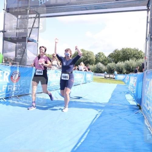 25.08.2024 - Elbe Triathlon Hamburg H.Heesch http://msf.ph/oto/6879748 25.08.2024 12:17:57 Ziel 1665, 1666 meine-sportfotos.de
