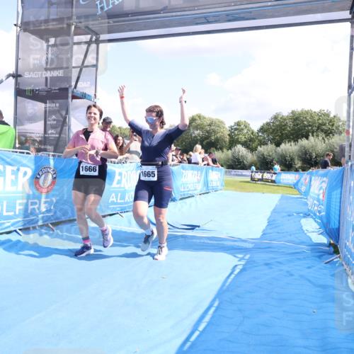 25.08.2024 - Elbe Triathlon Hamburg H.Heesch http://msf.ph/oto/6879752 25.08.2024 12:17:57 Ziel 1665, 1666 meine-sportfotos.de