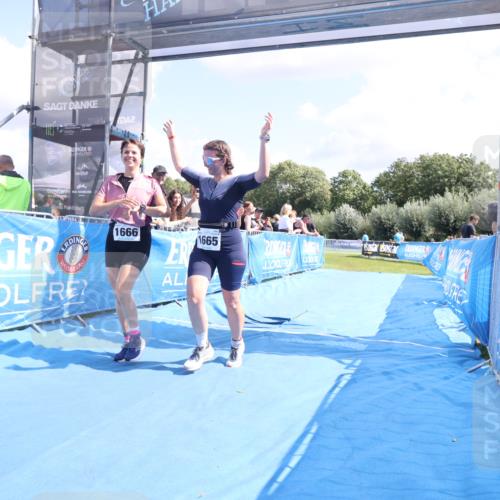 25.08.2024 - Elbe Triathlon Hamburg H.Heesch http://msf.ph/oto/6879754 25.08.2024 12:17:57 Ziel 1665, 1666 meine-sportfotos.de