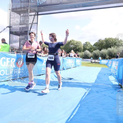 25.08.2024 - Elbe Triathlon Hamburg H.Heesch http://msf.ph/oto/6879756 25.08.2024 12:17:58 Ziel 1665, 1666 meine-sportfotos.de
