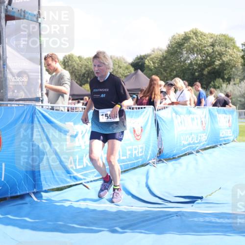 25.08.2024 - Elbe Triathlon Hamburg H.Heesch http://msf.ph/oto/6879827 25.08.2024 12:18:42 Ziel 1598 meine-sportfotos.de