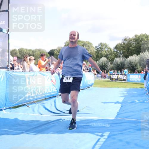 25.08.2024 - Elbe Triathlon Hamburg H.Heesch http://msf.ph/oto/6879833 25.08.2024 11:52:28 Ziel 520, 787 meine-sportfotos.de