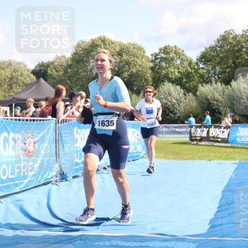 25.08.2024 - Elbe Triathlon Hamburg H.Heesch http://msf.ph/oto/6879870 25.08.2024 12:18:57 Ziel 1557, 1627, 1635 meine-sportfotos.de