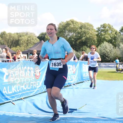 25.08.2024 - Elbe Triathlon Hamburg H.Heesch http://msf.ph/oto/6879879 25.08.2024 12:18:58 Ziel 1557, 1627, 1635 meine-sportfotos.de