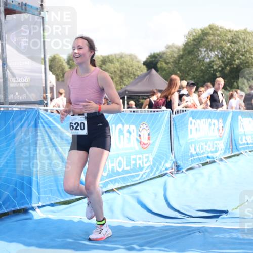 25.08.2024 - Elbe Triathlon Hamburg H.Heesch http://msf.ph/oto/6879930 25.08.2024 12:19:22 Ziel 1620 meine-sportfotos.de