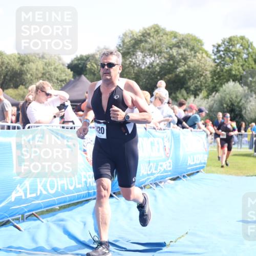 25.08.2024 - Elbe Triathlon Hamburg H.Heesch http://msf.ph/oto/6880460 25.08.2024 11:54:22 Ziel 1420, 1432 meine-sportfotos.de
