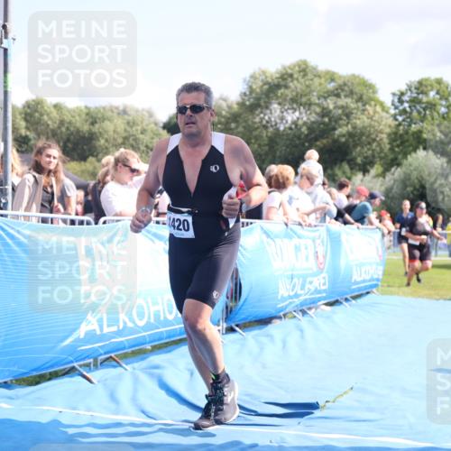 25.08.2024 - Elbe Triathlon Hamburg H.Heesch http://msf.ph/oto/6880466 25.08.2024 11:54:22 Ziel 1420, 1432 meine-sportfotos.de
