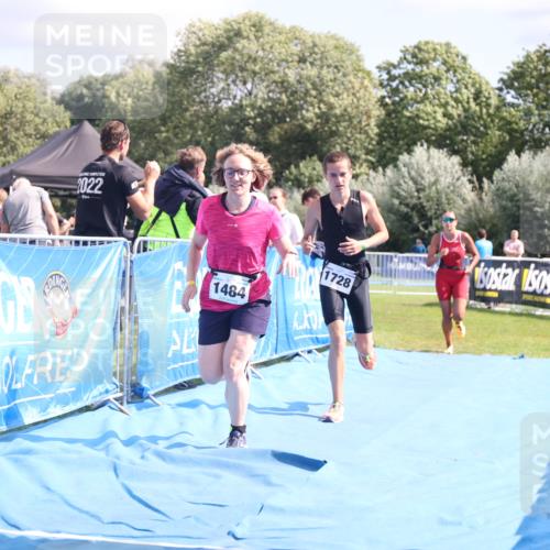 25.08.2024 - Elbe Triathlon Hamburg H.Heesch http://msf.ph/oto/6880601 25.08.2024 12:26:47 Ziel 1484, 1728, 1732 meine-sportfotos.de
