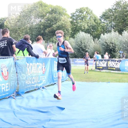25.08.2024 - Elbe Triathlon Hamburg H.Heesch http://msf.ph/oto/6880756 25.08.2024 12:27:17 Ziel 1726, 1727 meine-sportfotos.de