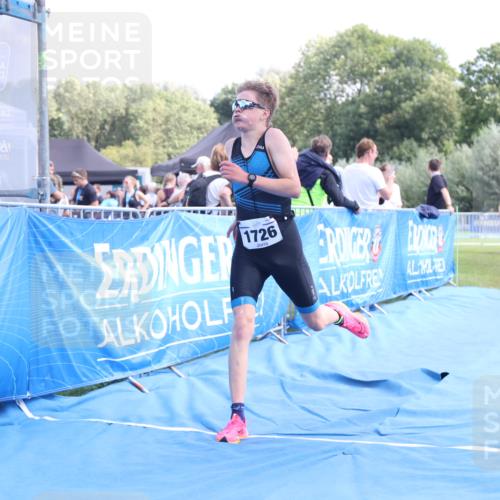 25.08.2024 - Elbe Triathlon Hamburg H.Heesch http://msf.ph/oto/6880789 25.08.2024 12:27:18 Ziel 1531, 1726, 1727 meine-sportfotos.de