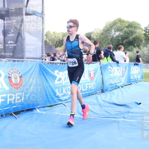 25.08.2024 - Elbe Triathlon Hamburg H.Heesch http://msf.ph/oto/6880799 25.08.2024 12:27:19 Ziel 1531, 1726, 1727 meine-sportfotos.de