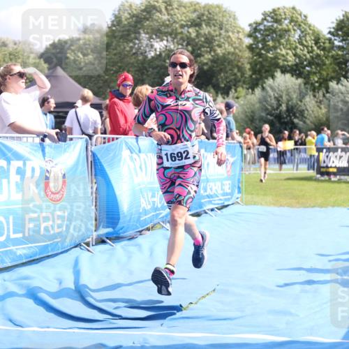 25.08.2024 - Elbe Triathlon Hamburg H.Heesch http://msf.ph/oto/6880838 25.08.2024 11:55:28 Ziel 515, 1643, 1692 meine-sportfotos.de