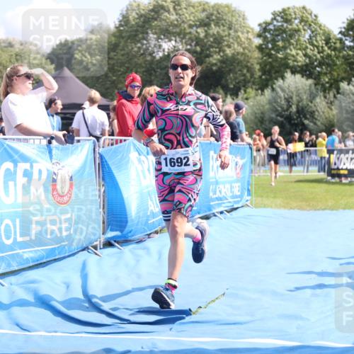 25.08.2024 - Elbe Triathlon Hamburg H.Heesch http://msf.ph/oto/6880840 25.08.2024 11:55:28 Ziel 515, 1643, 1692 meine-sportfotos.de