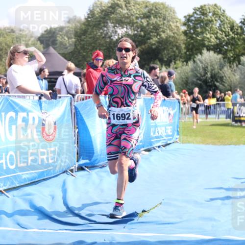 25.08.2024 - Elbe Triathlon Hamburg H.Heesch http://msf.ph/oto/6880842 25.08.2024 11:55:28 Ziel 515, 1643, 1692 meine-sportfotos.de
