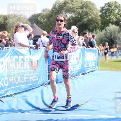 25.08.2024 - Elbe Triathlon Hamburg H.Heesch http://msf.ph/oto/6880848 25.08.2024 11:55:28 Ziel 515, 1643, 1692 meine-sportfotos.de