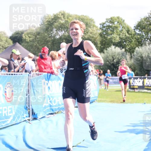 25.08.2024 - Elbe Triathlon Hamburg H.Heesch http://msf.ph/oto/6881258 25.08.2024 11:56:27 Ziel 1514, 1546, 1556 meine-sportfotos.de