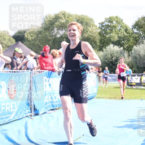 25.08.2024 - Elbe Triathlon Hamburg H.Heesch http://msf.ph/oto/6881260 25.08.2024 11:56:27 Ziel 1514, 1546, 1556 meine-sportfotos.de