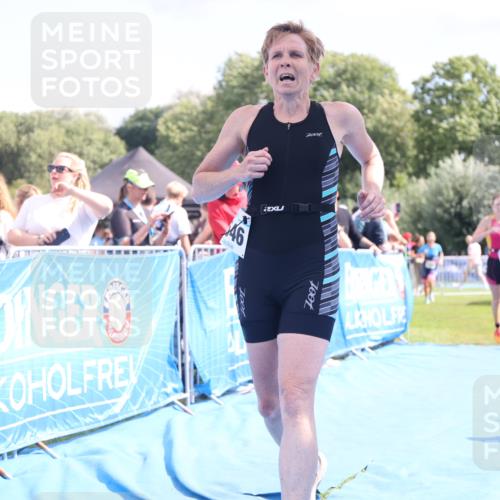 25.08.2024 - Elbe Triathlon Hamburg H.Heesch http://msf.ph/oto/6881272 25.08.2024 11:56:27 Ziel 1514, 1546, 1556 meine-sportfotos.de