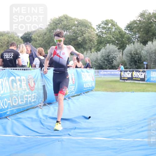 25.08.2024 - Elbe Triathlon Hamburg H.Heesch http://msf.ph/oto/6881309 25.08.2024 12:30:42 Ziel 1724 meine-sportfotos.de