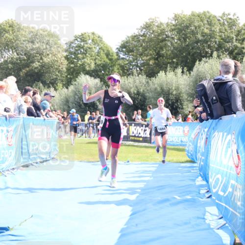 25.08.2024 - Elbe Triathlon Hamburg H.Heesch http://msf.ph/oto/6881608 25.08.2024 11:57:23 Ziel 1564, 1689, 1694 meine-sportfotos.de