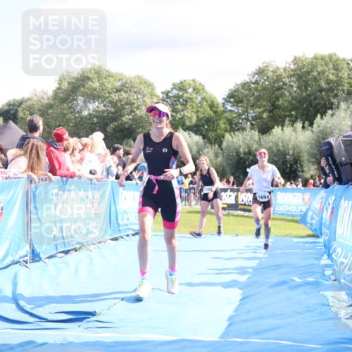 25.08.2024 - Elbe Triathlon Hamburg H.Heesch http://msf.ph/oto/6881630 25.08.2024 11:57:24 Ziel 1564, 1689, 1694 meine-sportfotos.de