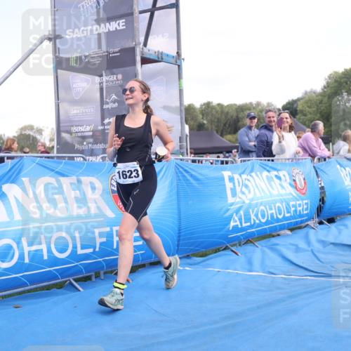 25.08.2024 - Elbe Triathlon Hamburg H.Heesch http://msf.ph/oto/6881940 25.08.2024 12:38:59 Ziel  meine-sportfotos.de