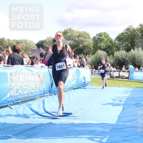 25.08.2024 - Elbe Triathlon Hamburg H.Heesch http://msf.ph/oto/6882079 25.08.2024 11:58:19 Ziel 1475, 1645, 1658 meine-sportfotos.de