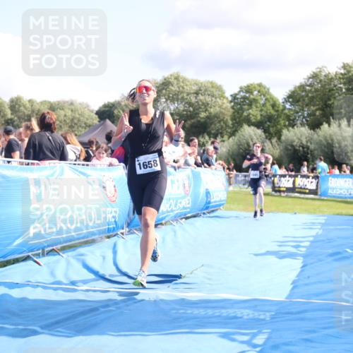25.08.2024 - Elbe Triathlon Hamburg H.Heesch http://msf.ph/oto/6882081 25.08.2024 11:58:19 Ziel 1475, 1645, 1658 meine-sportfotos.de