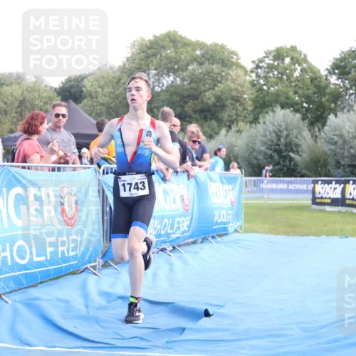 25.08.2024 - Elbe Triathlon Hamburg H.Heesch http://msf.ph/oto/6882082 25.08.2024 12:41:04 Ziel 1723, 1743, 1754 meine-sportfotos.de