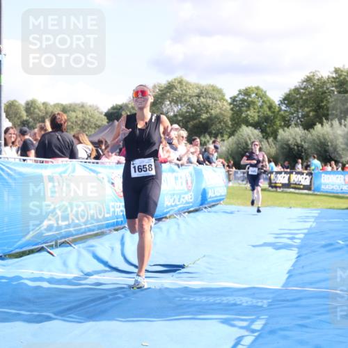 25.08.2024 - Elbe Triathlon Hamburg H.Heesch http://msf.ph/oto/6882084 25.08.2024 11:58:19 Ziel 1475, 1645, 1658 meine-sportfotos.de