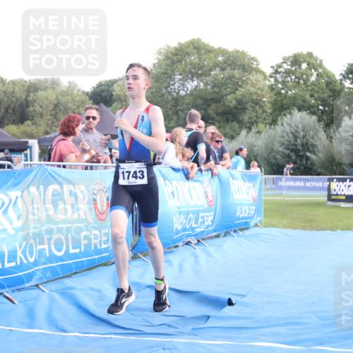 25.08.2024 - Elbe Triathlon Hamburg H.Heesch http://msf.ph/oto/6882088 25.08.2024 12:41:04 Ziel 1723, 1743, 1754 meine-sportfotos.de