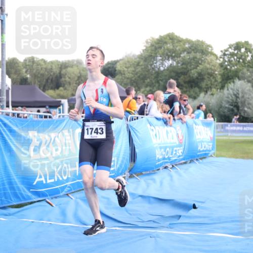 25.08.2024 - Elbe Triathlon Hamburg H.Heesch http://msf.ph/oto/6882098 25.08.2024 12:41:04 Ziel 1723, 1743, 1754 meine-sportfotos.de