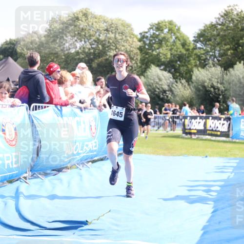 25.08.2024 - Elbe Triathlon Hamburg H.Heesch http://msf.ph/oto/6882100 25.08.2024 11:58:21 Ziel 512, 1645, 1658 meine-sportfotos.de
