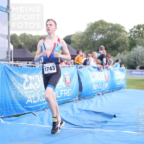 25.08.2024 - Elbe Triathlon Hamburg H.Heesch http://msf.ph/oto/6882101 25.08.2024 12:41:04 Ziel 1723, 1743, 1754 meine-sportfotos.de