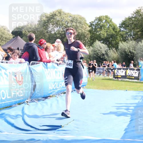 25.08.2024 - Elbe Triathlon Hamburg H.Heesch http://msf.ph/oto/6882105 25.08.2024 11:58:21 Ziel 512, 1645, 1658 meine-sportfotos.de