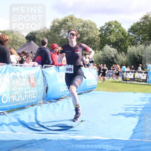 25.08.2024 - Elbe Triathlon Hamburg H.Heesch http://msf.ph/oto/6882114 25.08.2024 11:58:21 Ziel 512, 1645, 1658 meine-sportfotos.de