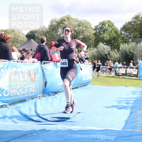 25.08.2024 - Elbe Triathlon Hamburg H.Heesch http://msf.ph/oto/6882116 25.08.2024 11:58:21 Ziel 512, 1645, 1658 meine-sportfotos.de