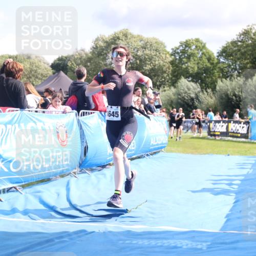 25.08.2024 - Elbe Triathlon Hamburg H.Heesch http://msf.ph/oto/6882117 25.08.2024 11:58:21 Ziel 512, 1645, 1658 meine-sportfotos.de