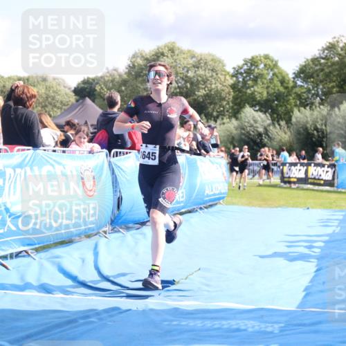 25.08.2024 - Elbe Triathlon Hamburg H.Heesch http://msf.ph/oto/6882119 25.08.2024 11:58:21 Ziel 512, 1645, 1658 meine-sportfotos.de