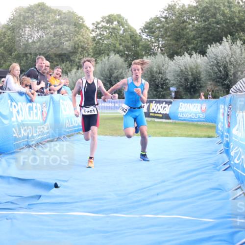 25.08.2024 - Elbe Triathlon Hamburg H.Heesch http://msf.ph/oto/6882124 25.08.2024 12:43:13 Ziel 1761, 1762 meine-sportfotos.de