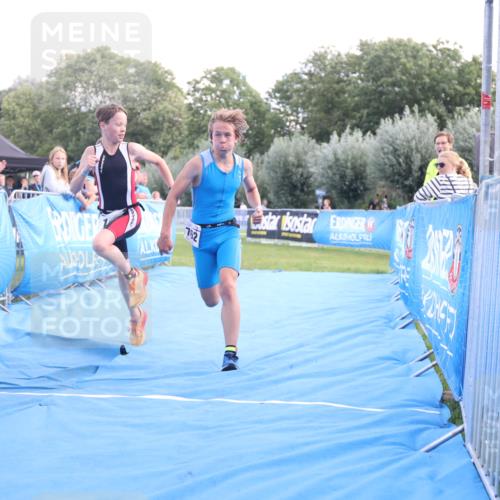 25.08.2024 - Elbe Triathlon Hamburg H.Heesch http://msf.ph/oto/6882130 25.08.2024 12:43:13 Ziel 1761, 1762 meine-sportfotos.de
